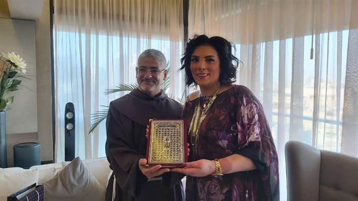 حورية فرغلي والأب بطرس دانيال