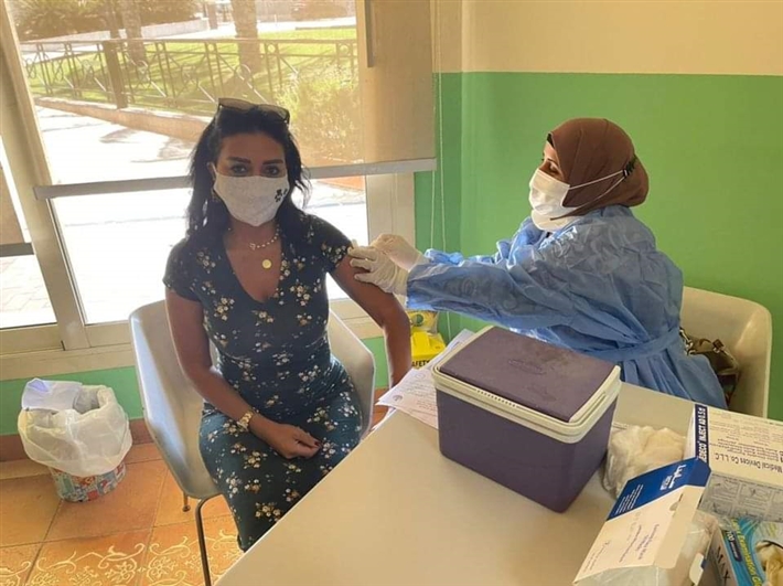 رانيا يوسف وهي تحصل على جرعة اللقاح