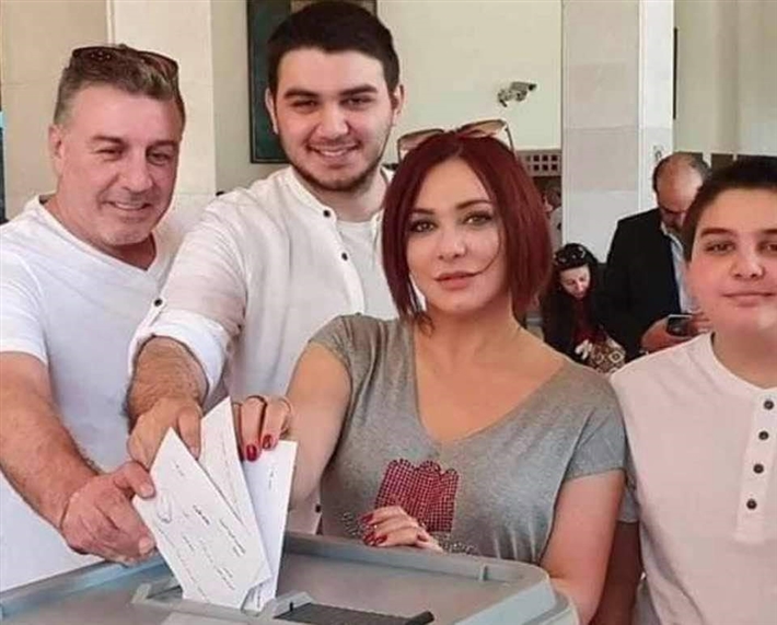 سولاف فواخرجي خلال الإدلاء بصوتها في الانتخابات