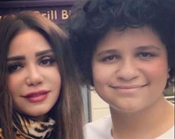 إيناس عز الدين وابنها