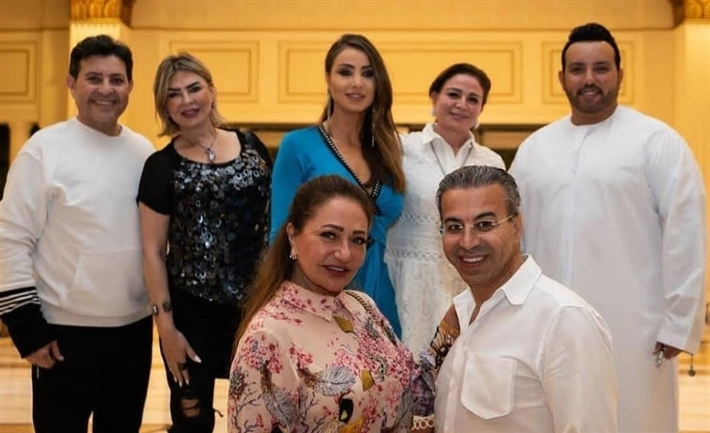 درويش مع إلهام شاهين وأنابيلا هلال وهاني شاكر وزوجته وليلى علوي ونادر صعب