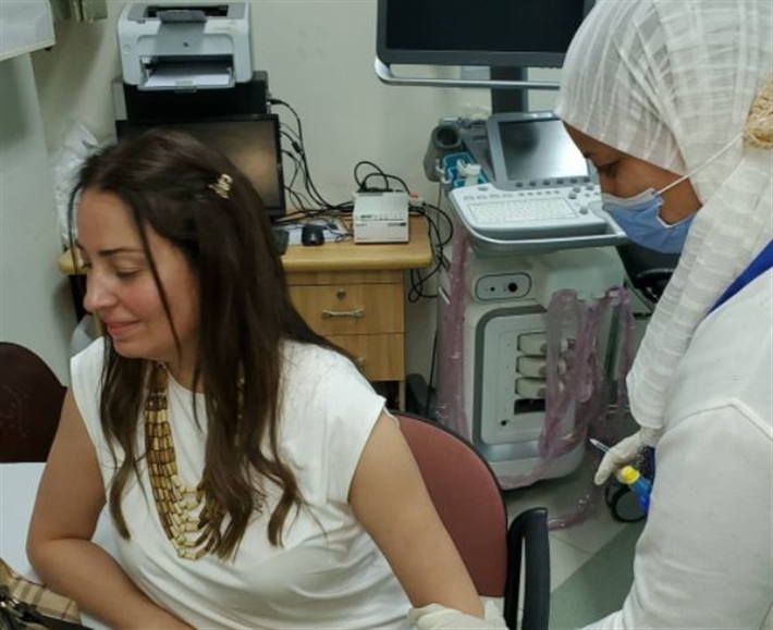 نرمين الفقي تتلقى لقاح كورونا