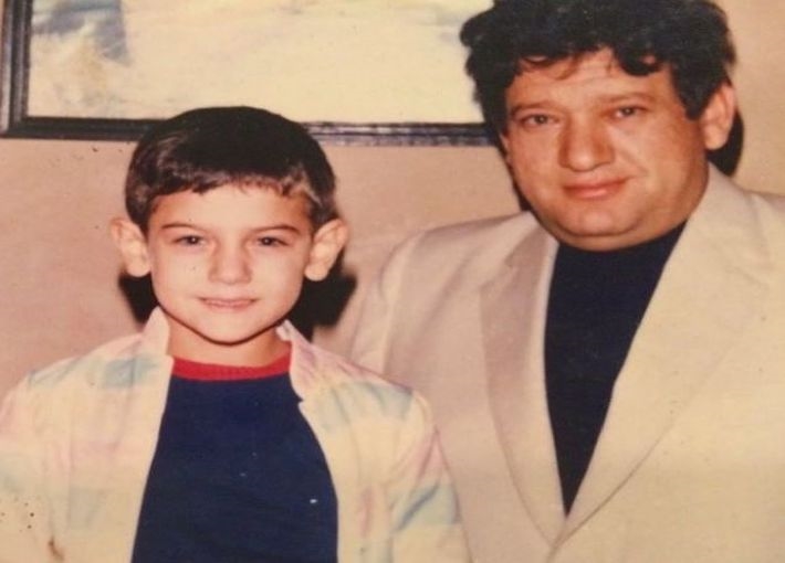 عمرو يوسف في طفولته مع والده