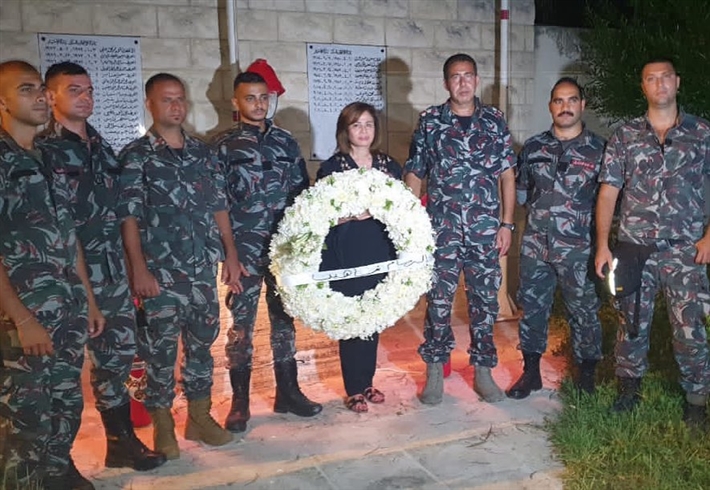 إلهام شاهين مع رجال الإطفاء في لبنان