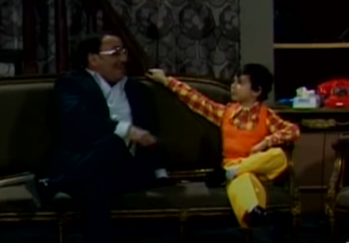 الطفل أحمد مع فؤاد المهندس من مسرحية &quot;إنها حقا عائلة محرتمة&quot;