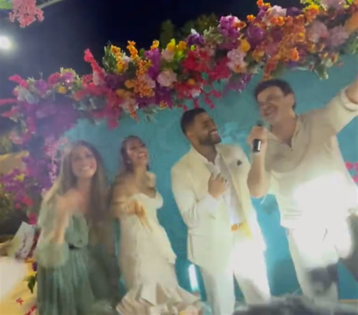 خالد حجاج وإيناس عز الدين مع العروسين