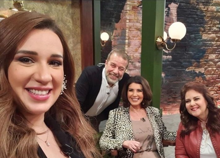 دلال عبد العزيز في كواليس برنامج أنا وبنتي