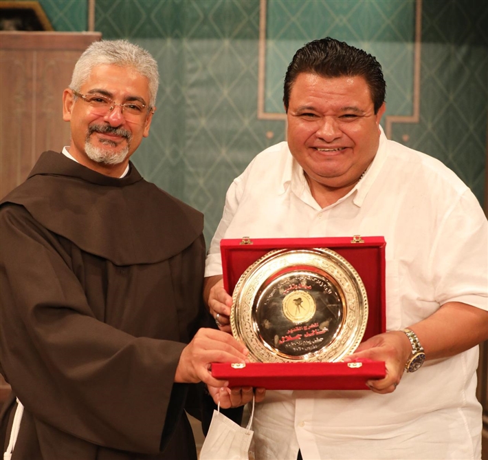 المخرج خالد جلال والأب بطرس دانيال
