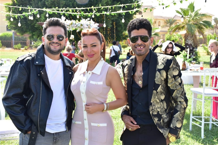 سوزان نجم الدين تتوسط مصطفى خاطر وحمدي الميرغني