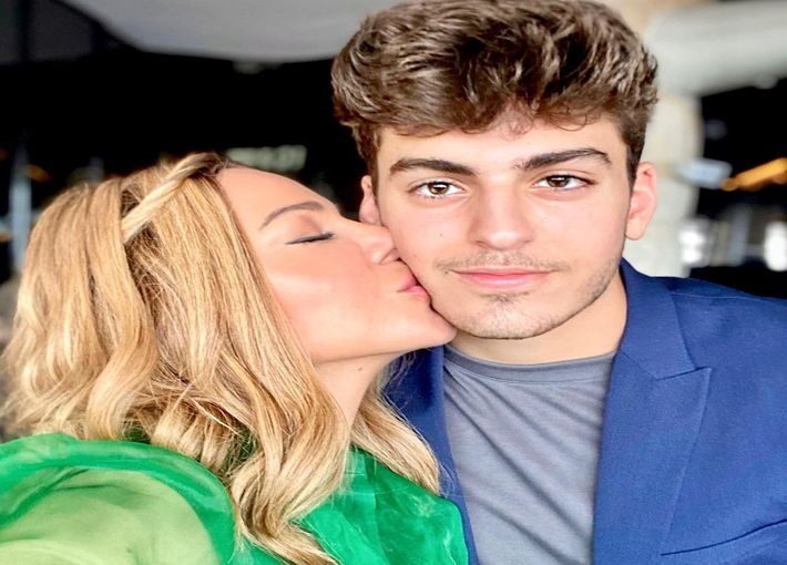 سوزان نجم الدين وابنها حيان