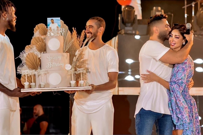 تامر حسني يقبل زوجته