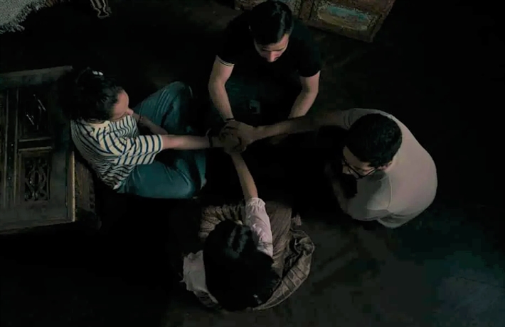 مشهد من مسلسل الجدار الرابع