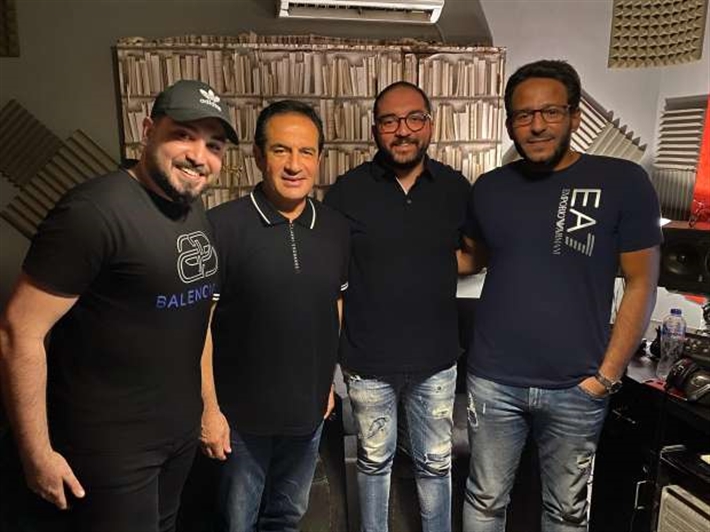 محمد ثروت مع فريق عمل أغنيته الجديدة