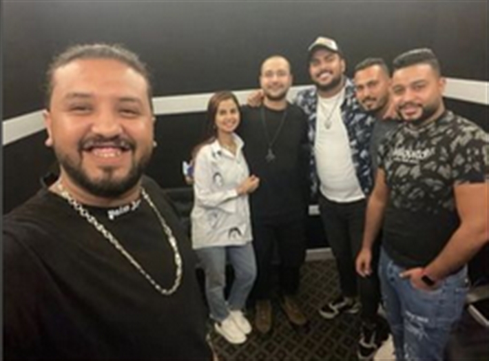 منة عرفة وزوجها أثناء تسجيل الأغنية