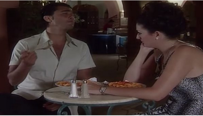 صورة من المشهد تجمع بين غادة عبد الرازق وخالد النبوي