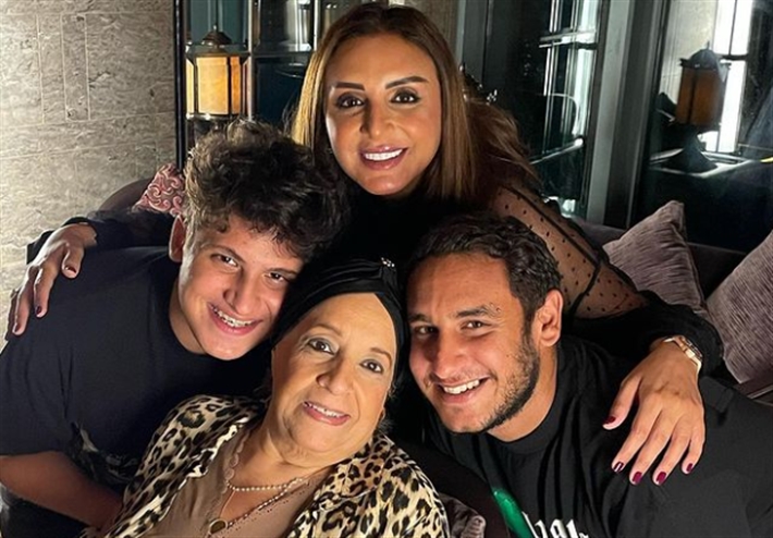 أنغام مع ابنيها ووالدتها