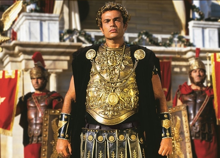 عمرو دياب في مشهد مميز من إحدى الحملات الإعلانية الشهيرة قبل 15 عاما 