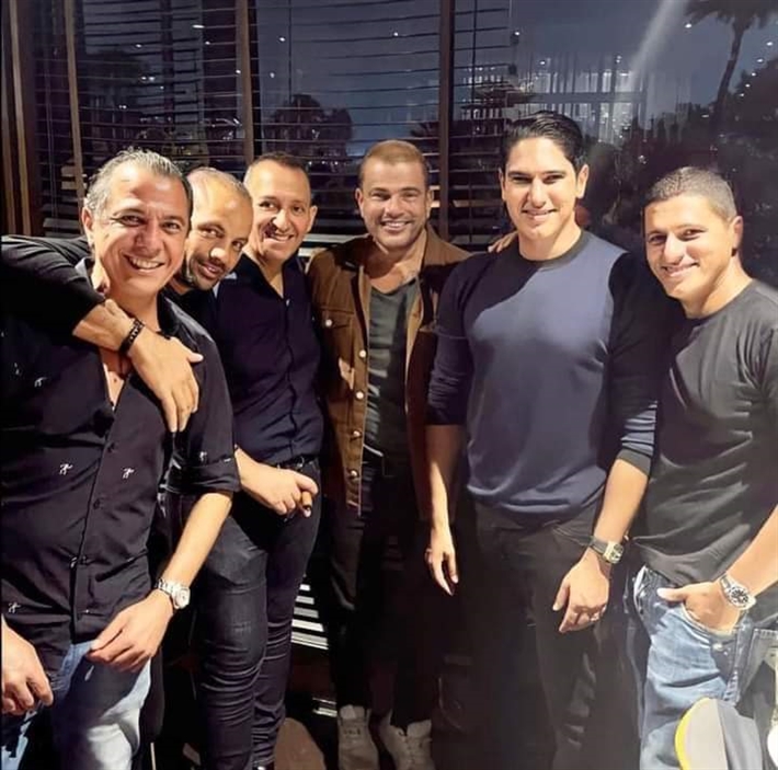 عمرو دياب بصحبة أصدقائه