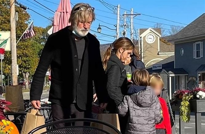 أليك بالدوين في رحلة تسوق مع عائلته