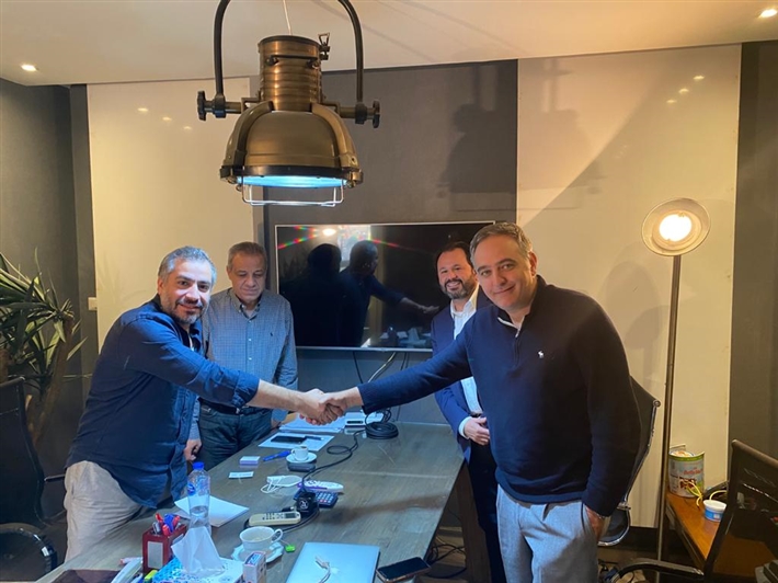 محمد حفظي في اجتماع التعاقد مع قناة المحور