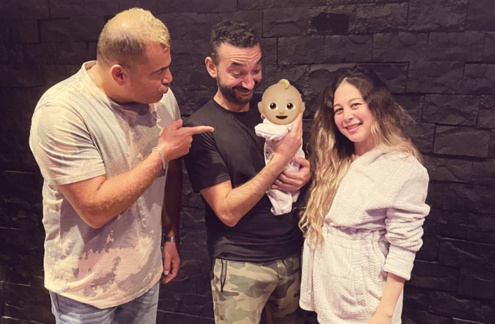 نادر حمدي وسارة حسني وابنهما سيف مع عمرو دياب
