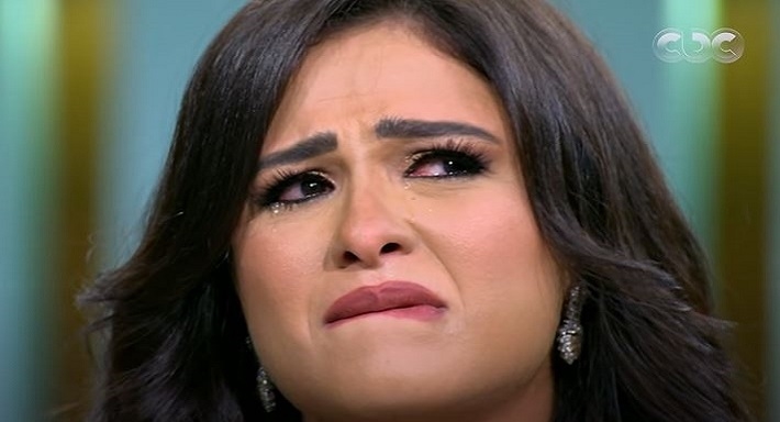 ياسمين عبد العزيز أثناء البكاء