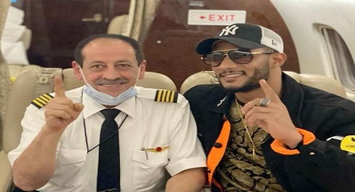 محمد رمضان مع أحد الطيارين