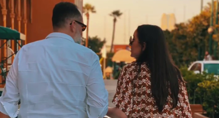 محمد محمود عبد العزيز وزوجته