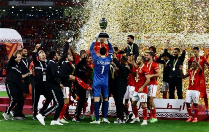 لاعبي الأهلي يحتفلون بكأس السوبر