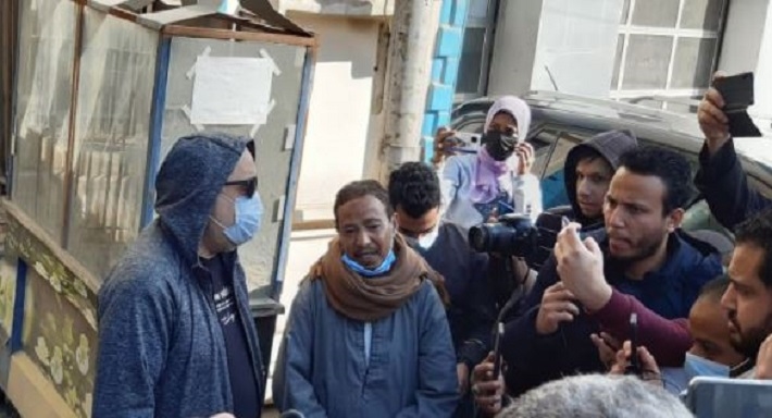 أشرف زكي أول الحاضرين في جنازة مها أبو عوف