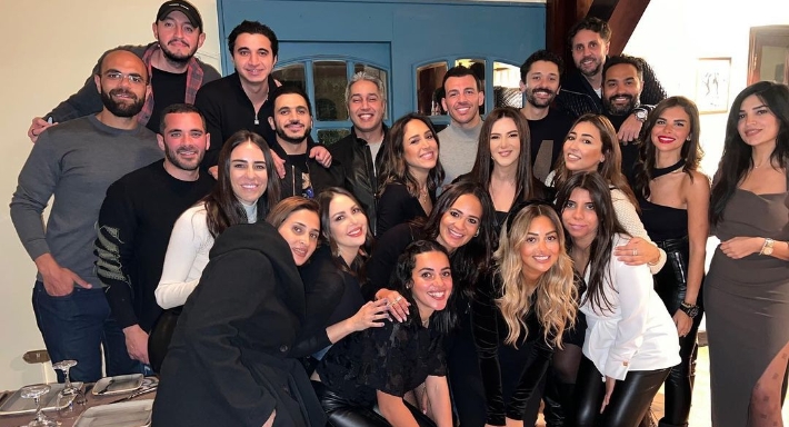 دنيا سمير غانم مع أصدقائها