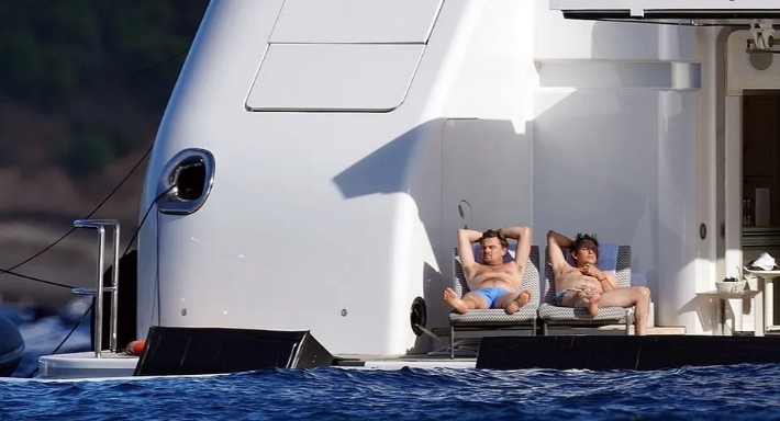 دي كابريو على متن اليخت