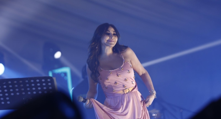 اليسا ترقص حافية القدمين في حفلها لدعم مرضى السرطان في مصر – فيديو