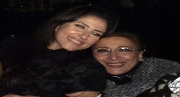 حنان مطاوع مع خالتها الراحلة زينب المرشدي