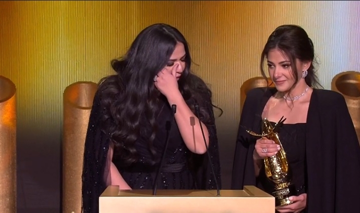 إيمي ودنيا سمير غانم يبكيان أثناء تكريم والديهما في حفل توزيع جوائز الفرح