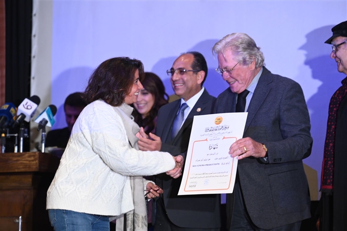 حسين فهمي يسلم شهادات تقدير للفائزين في افتتاح مهرجان جمعية الفيلم