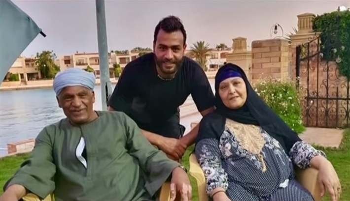 محمد أبو جبل مع أسرته