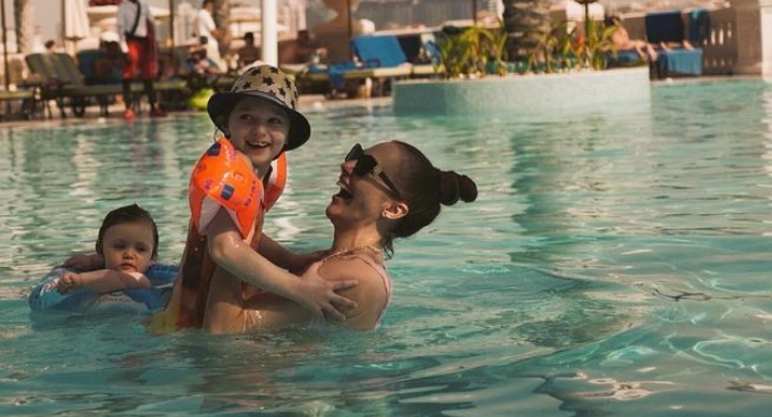 مريم أوزرلي وابنتيها