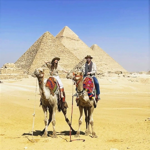 بين أسوان والأهرامات ورحلة نيلية.. كل صور جيرارد بتلر في مصر thumbnail