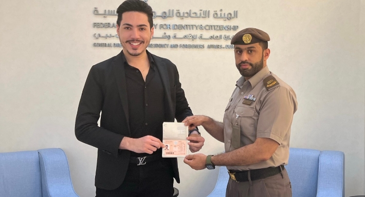 فهد الهاشمي لحظة حصولة على الإقامة الذهبية