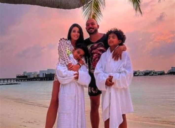 محمود العسيلي مع زوجته وأولاده