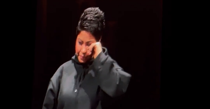 بكاء شيرين عبد الوهاب في حفلها بالكويت