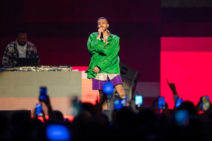 ويجز خلال حفله في موسم الرياض