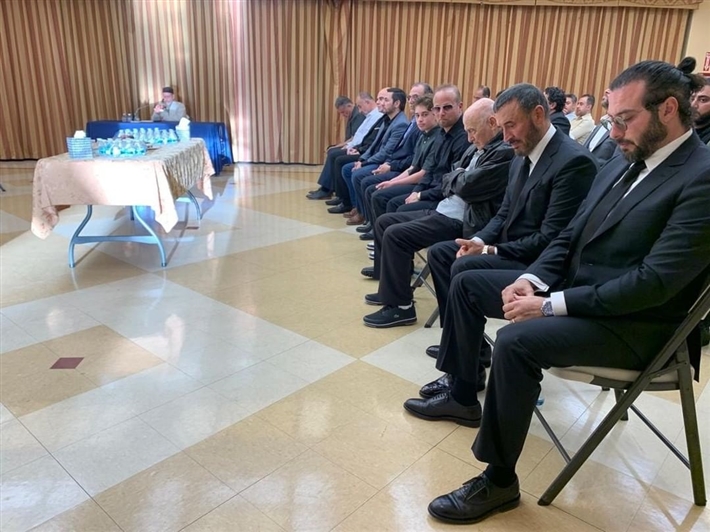 كاظم الساهر يتلقى العزاء في والدة أبنائه