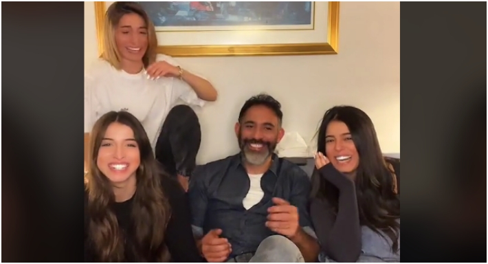 عمرو مصطفى مع بنات الفنان الراحل عامر منيب