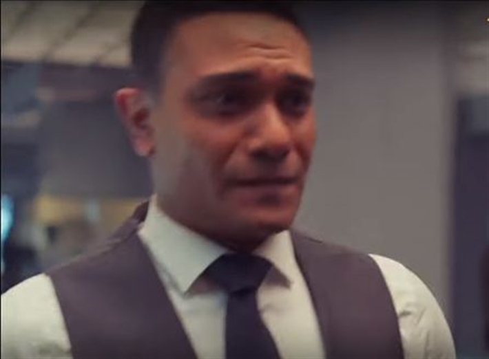 بكاء آسر ياسين لأول مرة بسبب وفاة والده في &quot;سوتس بالعربي&quot; الحلقة 22 (فيديو)