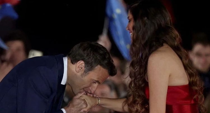 لحظة تقبيل ماكرون ليد فرح