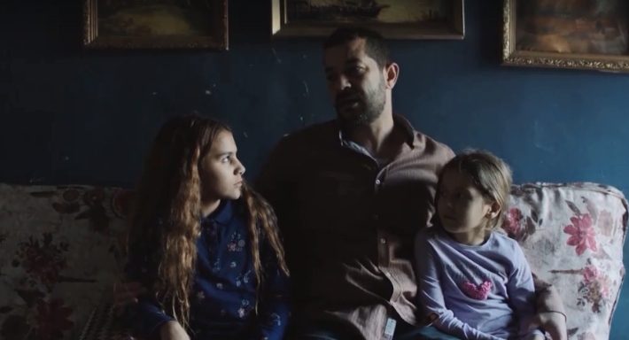 شريف سلامة والطفلة ريتال والطفلة فيروز في مشهد من فاتن أمل حربي