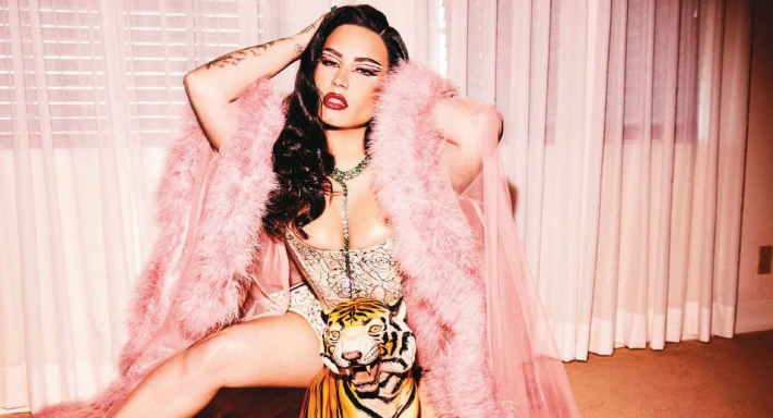 بصحبة نمر .. ديمي لوفاتو تروج لألبومها الثامن