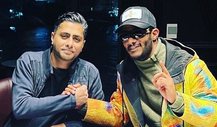 محمد رمضان خلال توقيعه الاتفاق